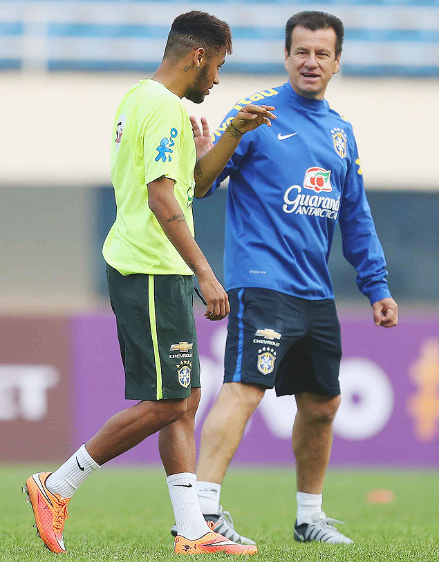 Dunga e Neymar em treino da seleo brasileira