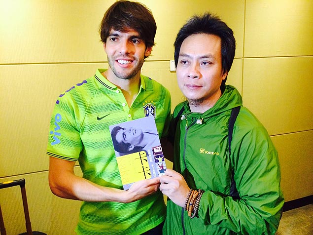 Kaká recebe uma biografia sua feita pelo jornalista chinês Li Hailong (dir.)