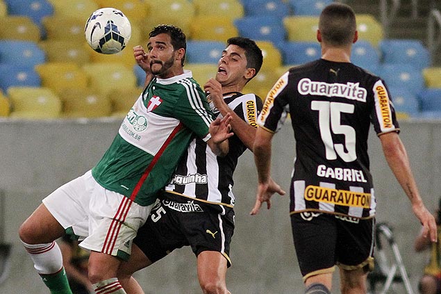 Henrique disputa bola em jogo do Palmeiras contra o Botafogo