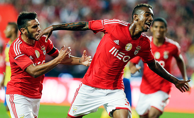 O meia Anderson Talisca (dir.) comemora um gol pelo Benfica