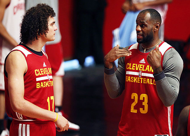Anderson Varejo (esq.) conversa com o craque LeBron James em treino para o jogo entre Cleveland Cavaliers e Miami Heat