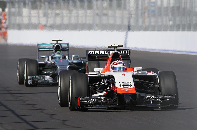 Carro de Max Chilton (dir.), da Marussia, durante os treinos para o GP da Rssia de F-1, em outubro