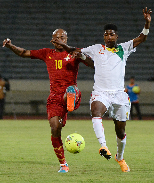Ibrahima Sory, da Guin (dir.), disputa bola com o gans Andre Ayew durante as Eliminatria da Copa Africana de Naes, em Casanblanca, no Marrocos