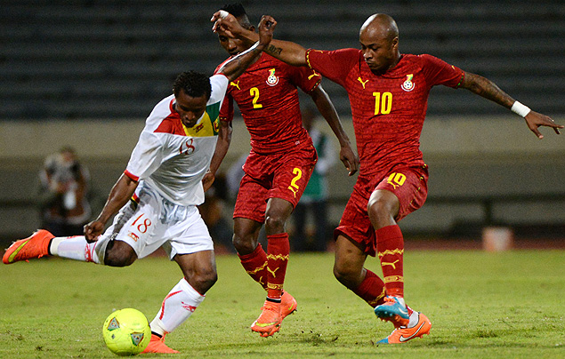 Soumah Seydouba, da Guin, disputa a bola com jogadores de Gana em Casablanca, no Marrocos