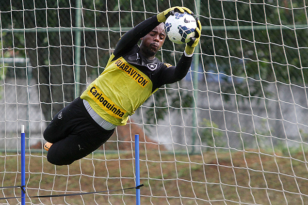 Goleiro Andrey, do Botafogo, em treinamento no clube