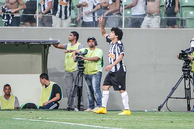 Luan comemora gol marcado sobre o So Paulo pelo Brasileiro 