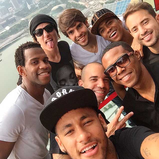 Neymar e os seus companheiros de seleo em passeio por Cingapura