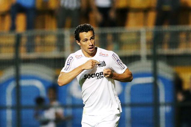 Leandro Damio comemora gol pelo Santos em setembro de 2014