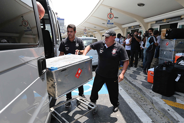 Bagagem do Corinthians desembarca no aeroporto de Congonhas; jogadores no passaram por saguo e saram pela pista
