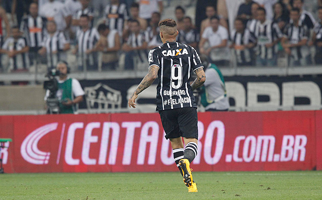 Guerrero observa durante jogo entre Corinthians e Atltico-MG, no Mineiro