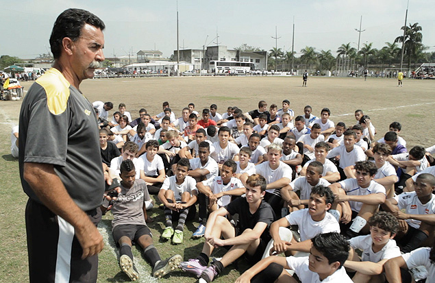 Tecnico da categoria de base do Santos conversa com jogadores no CT Meninos da Vila