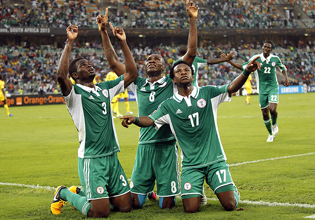Jogadores da Nigria comemoram gol em jogo vlido pela Copa Africana de Naes de 2013