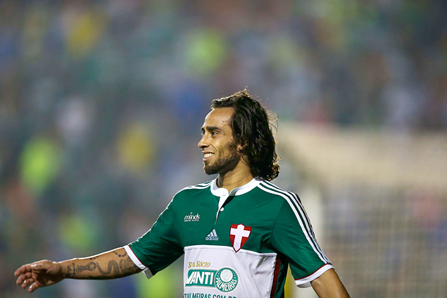 O meia Valdivia, do Palmeiras, sorri durante partida contra o Grmio, pelo Campeonato Brasileiro