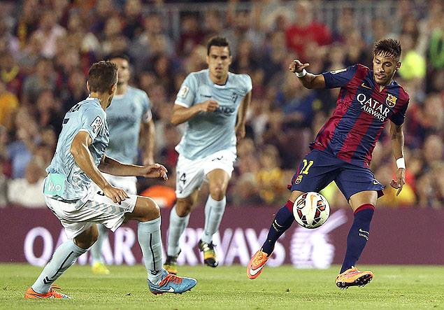 O atacante Neymar tenta uma jogada para o Barcelona contra o Eibar