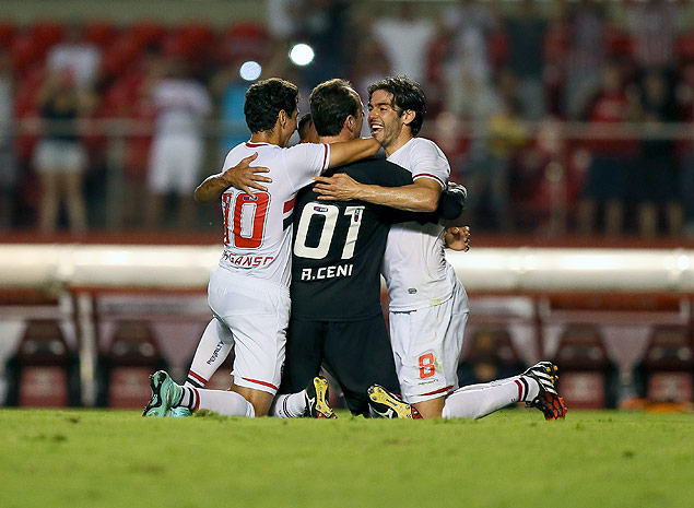 Rogrio Ceni comemora com Ganso e Kak o seu gol para o So Paulo contra o Bahia