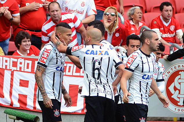 Jogadores do Corinthians comemoram o primeiro gol sobre o Internacional