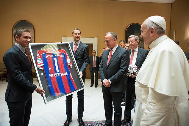 Philipp Lahm (esq.) presenteia o papa Francisco com uma camisa do Bayern de Munique