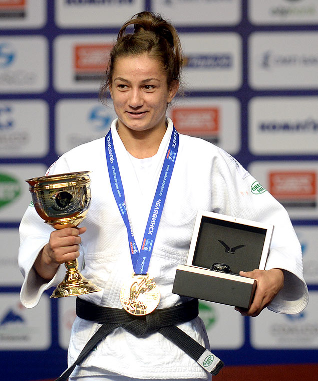 A judoka Majlinda Kelmendi posa com a medalha de ouro aps vencer o Mundial de Jud na categoria at 52 kg