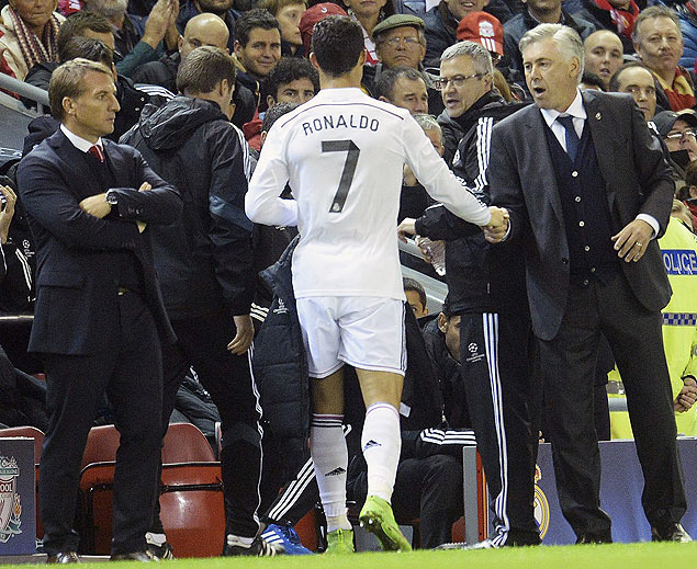 Cristiano Ronaldo (7) cumprimenta Carlo Ancelotti ao ser substitudo do jogo contra o Liverpool