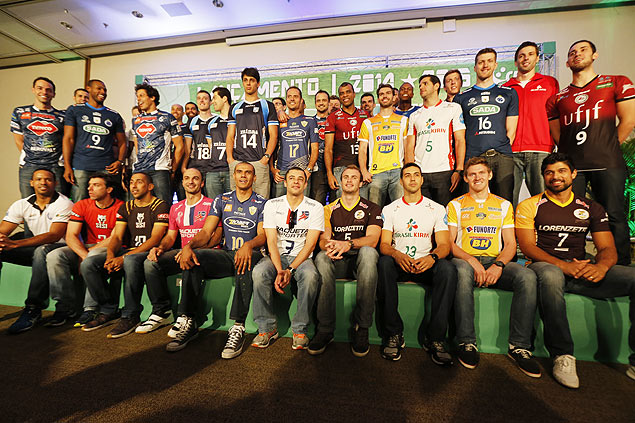 Jogadores posam para foto durante evento de lanamento da Superliga, em So Paulo