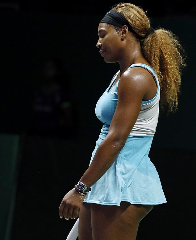 A americana Serena Williams lamenta um ponto perdido contra a romena Simona Halep