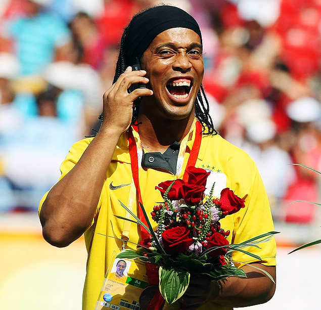 Ronaldinho atende ligao do celular durante a premiao da Olimpada de Pequim em 2008