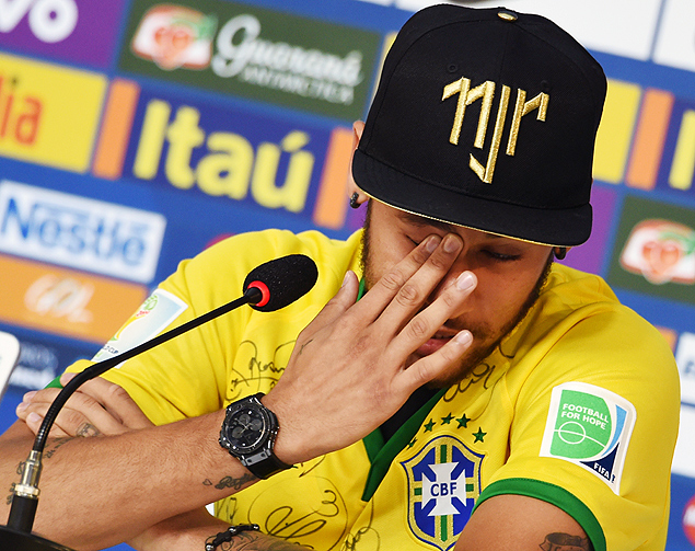 Neymar d coletiva usando bon com usa marca pessoal 