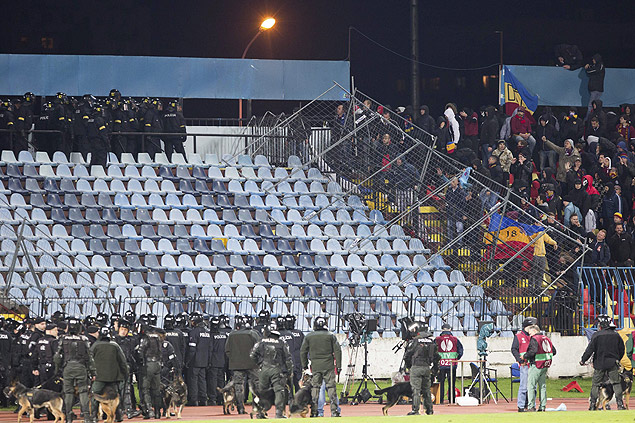 Torcedores do Sparta Praga enfrentam policiais duante jogo na Eslovquia 
