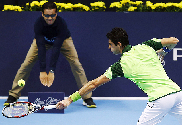 O tenista Bellucci devolve bola durante derrota para Ferrer em Valncia