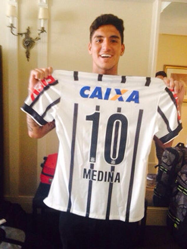 Gabriel Medina exibe camisa do Corinthians com seu nome 