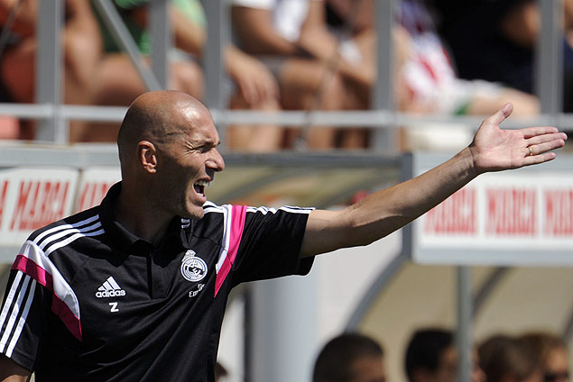 O agora tcnico Zinedine Zidane gesticula durante partida do Real Madrid B