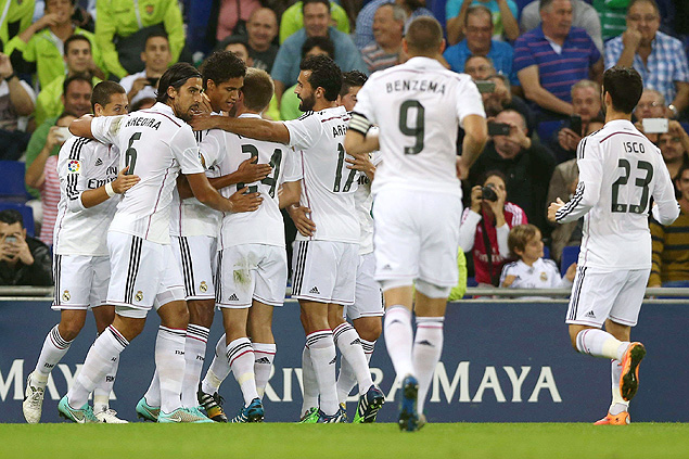 Jogadores do Real Madrid comemoram o primeiro gol do time contra o Cornell