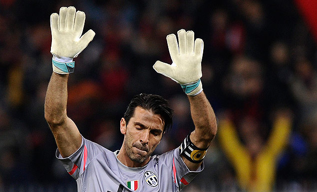 Juventus' goalkeeper Gianluigi Buffon waves at the end of their Italian Serie A soccer match against Genoa at Luigi Ferraris Stadium in Genoa October 29, 2014. Buffon made his 500th league appearance for Juventus. REUTERS/Giorgio Perottino (ITALY - Tags: SPORT SOCCER TPX IMAGES OF THE DAY) ORG XMIT: GPE124