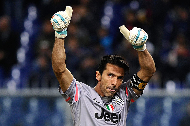 Juventus' goalkeeper Gianluigi Buffon reacts as he celebrates his 500th match with Juventus team during their Italian Serie A soccer match against Genoa at Luigi Ferraris Stadium in Genoa October 29, 2014. REUTERS/Giorgio Perottino (ITALY - Tags: SPORT SOCCER) ORG XMIT: GPE108