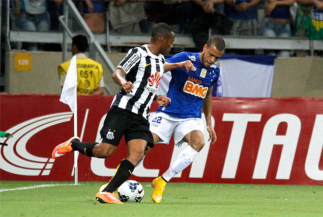 O atacante Robinho, do Santos, tenta uma jogada contra o Cruzeiro