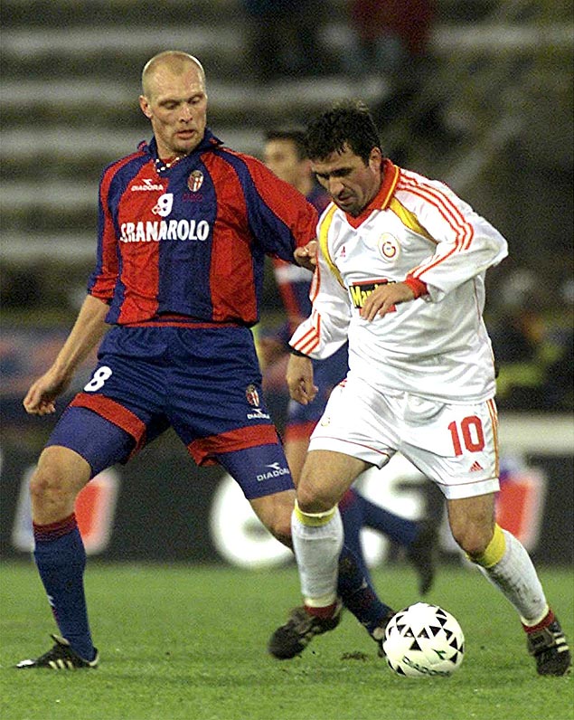 O sueco Klas Ingesson ( esq.) disputa bola em partida entre Bologna e Galatasaray