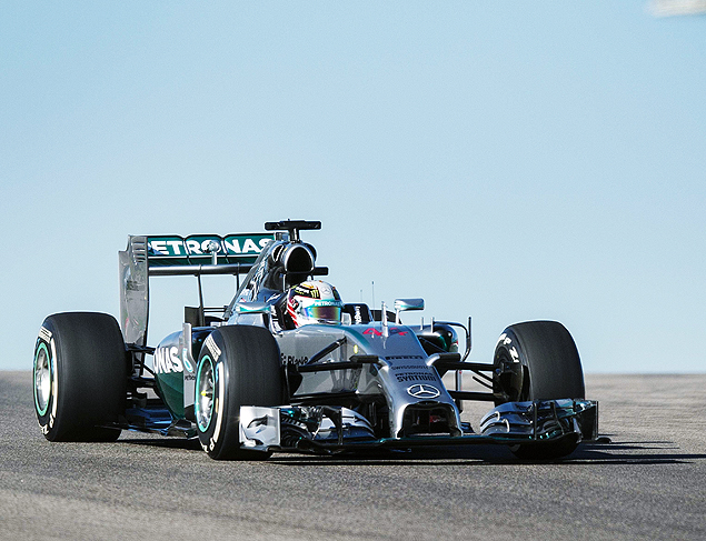 Lewis Hamilton dirige carro da Mercedes durante treino antes do GP dos EUA