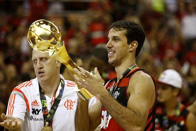 O ala/armador Marcelinho Machado festeja o ttulo da Copa Intercontinental de basquete