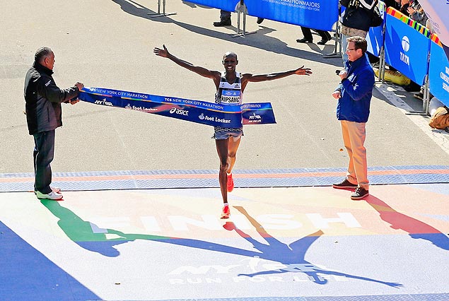 Queniano Wilson Kipsang cruza a linha de chegada da maratona de Nova York