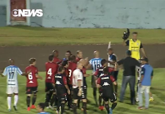 Equipes do Londrina e Brasil de Pelotas brigam durante semifinal da Srie D