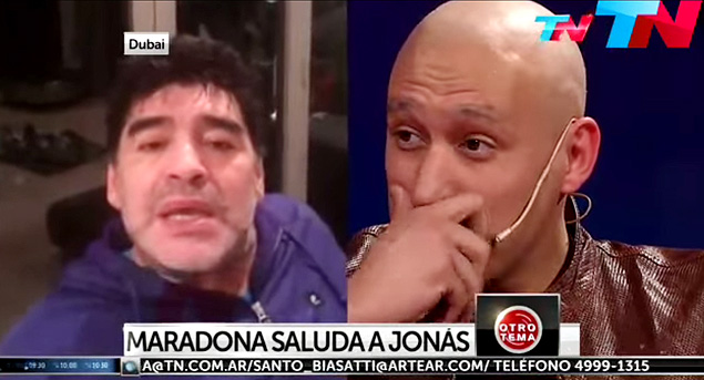 Diego Maradona fala com o meia argentino, jogador do Newcastle, da Inglaterra, Jonas Gutierrez