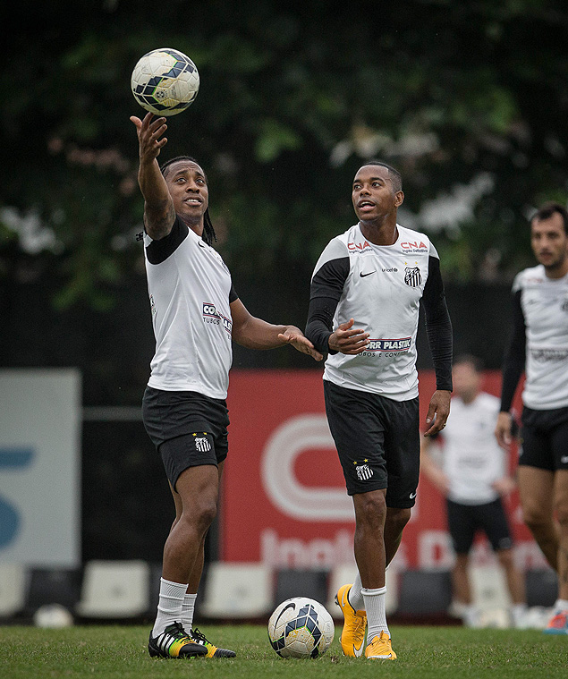 Robinho e Arouca, do Santos, que enfrentam o Cruzeiro por vaga na final da Copa do Brasil