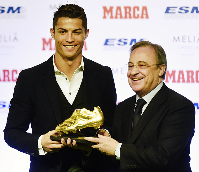 Cristiano Ronaldo e Florentino Prez, presidente do Real Madrid, na cerimnia da Chuteira de Ouro