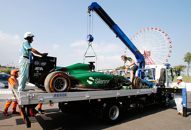 Carro de Kamui Kobayashi, da Caterham,  retirado da pista durante o GP do Japo, realizado em outubro