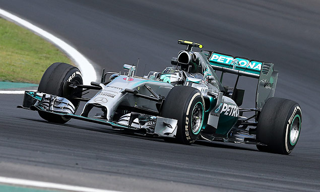 O piloto Nico Rosberg, da Mercedes, durante o treino livre para o GP do Brasil, neste sbado (8)