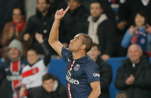 Lucas celebra gol pelo PSG na vitria sobre o Olympique de Marselha