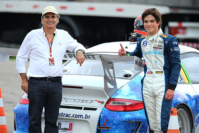 Nelson Piquet posa ao lado do filho Pedro, vencedor da Porsche GT3 Cup Challenge, em Interlagos