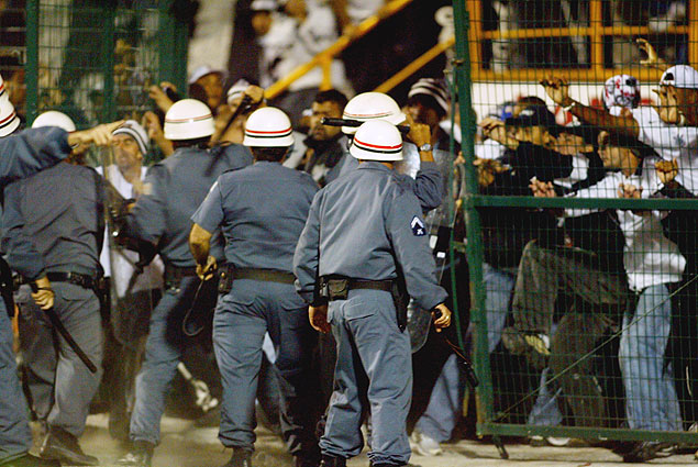 Torcedores do Corinthians e policiais entram em confronto durante jogo contra o River Plate, em 2006