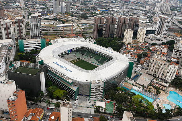 Estdios do Corinthians e do Palmeiras, em So Paulo