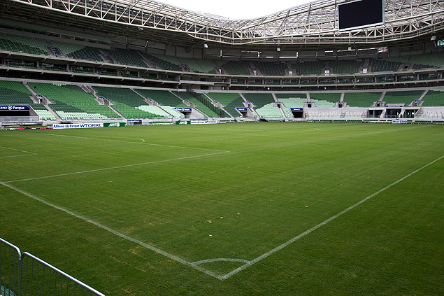 Campo das arenas de Corinthians e Palmeiras